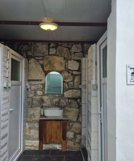 Urla Elektrik Su Dahil Karavan Park